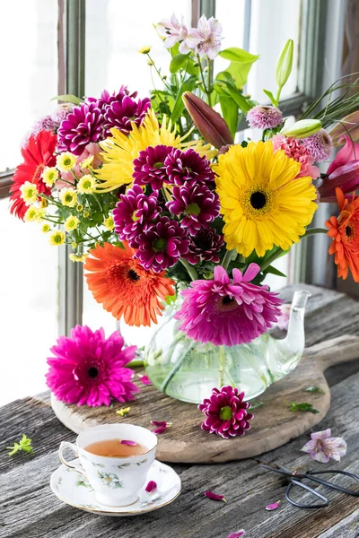 Ein Heller Bunter Blumenstrauß Einer Glas Teekanne Förmigen Glasvase Mit — Stockfoto