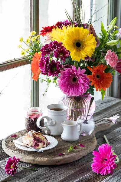 ⬇ Скачать картинки Завтрак и цветы, стоковые фото Завтрак и цветы в хорошем  качестве | Depositphotos