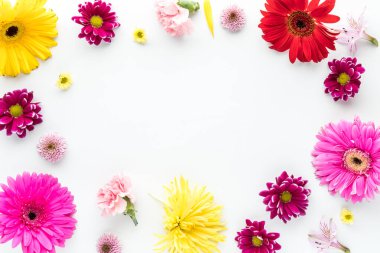 Rengarenk taze çiçeklerden oluşan bir sınır ortası fotokopi alanı ile dolu.. 