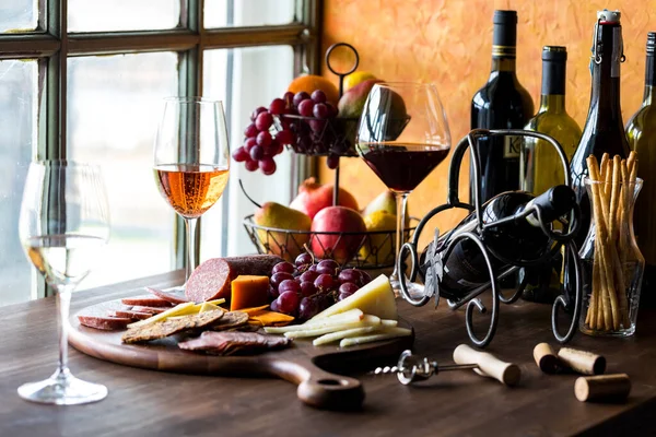 Arranjo Mesa Rústico Vinho Queijo Gourmet Contra Uma Janela Brilhante — Fotografia de Stock