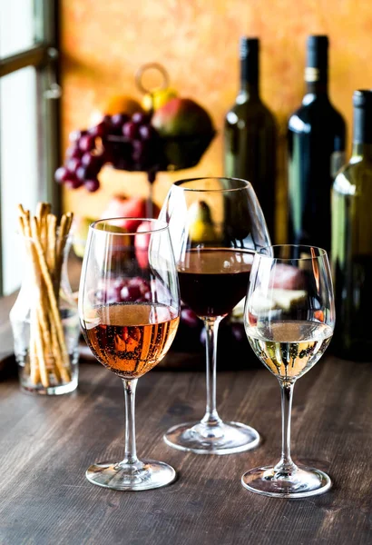 Długie Kieliszki Wina Trzcinowego Zawierające Wino Czerwone Białe Różowe Kolorowym — Zdjęcie stockowe