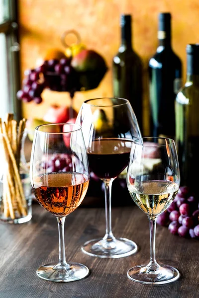Trzy Kieliszki Wina Różanego Czerwonego Białego Butelkami Wina Owocami Tyłu — Zdjęcie stockowe