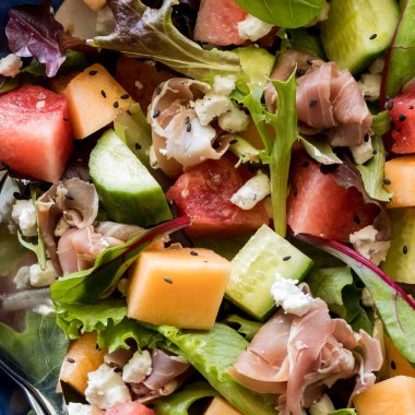 Ev yapımı taze kavun ve jambonlu salata.