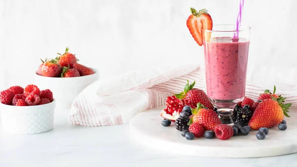 Very Berry Smoothie Surrounded Berries Garnished Strawberry Slice — Stock Photo, Image