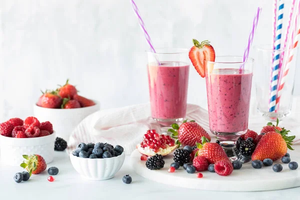 Glasses Healthy Mixed Berry Smoothie Surrounded Berries — Stock Photo, Image