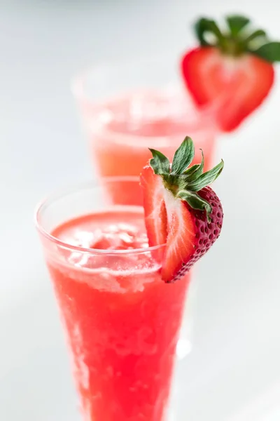 Eine Nahaufnahme Erfrischender Erdbeer Mimosen Cocktails Garniert Mit Erdbeerhälften Trinkfertig — Stockfoto