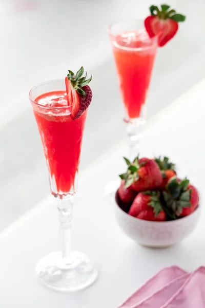 Hohe Sektgläser Gefüllt Mit Süßen Erdbeer Mimosas Bereit Zum Trinken — Stockfoto