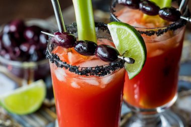 Siyah zeytin, limon ve kereviz ile süslenmiş siyah kaya tuzu Sezar kokteylleri.. 