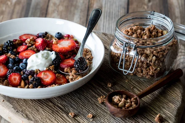 一个营养丰富的浆果和燕麦早餐碗 上面有希腊酸奶 — 图库照片