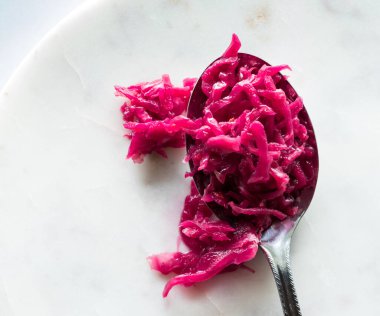 Pembe bir pancar ve lahana turşusunun üstünde büyük bir kaşık