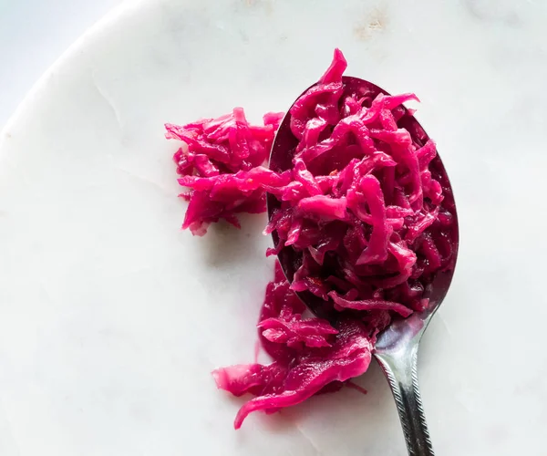 커다란 숟가락 분홍빛 사탕무와 양배추 사우어크 라우트의 — 스톡 사진