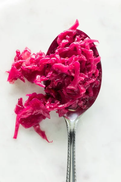 분홍빛 사탕무와 양배추 사우어크 라우트가 숟가락 쌓였다 — 스톡 사진