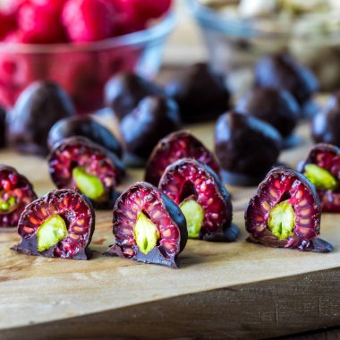 Yakın plan çikolata kaplı ahududu ve şam fıstığı.. 