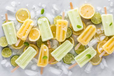 Limon ve limonlu buzlu limonlu dondurma ve limon dilimleri.. 