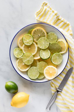 Bir tabak taze organik limon ve limon diliminin üstünde.. 