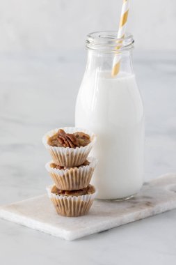 Tuzlu karamelli cevizli yağ bombası ve bir şişe taze süt..