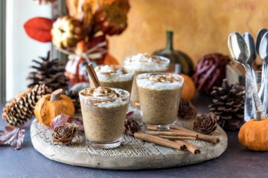 Balkabağı baharatlı chia pudingli latte kırsal ahşap tahtada süslemeli tatlılar. 