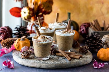 Ev yapımı balkabağı baharatlı chia latte pudingleri. Etrafı süslemelerle çevrili.. 