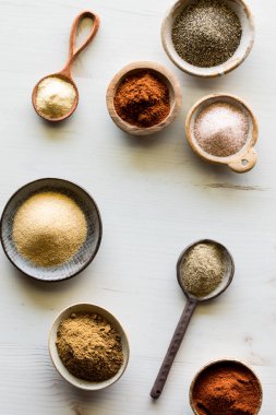 Çeşitli baharatlarla dolu kâseler ve kaşıklar tako sosu yapımında kullanılıyor.. 