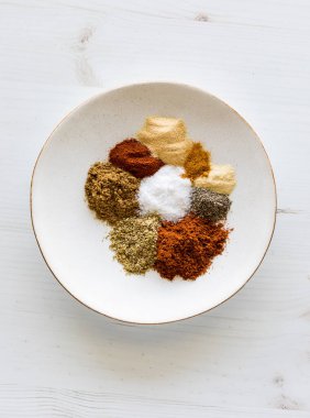 Taco baharat karışımı yapımında kullanılan bir tabak dolusu baharat..