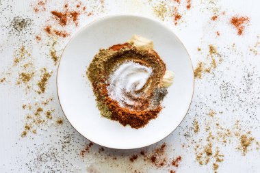 Taco sosu yapımında kullanılan karışık baharat karışımının yukarıdan aşağı görüntüsü.