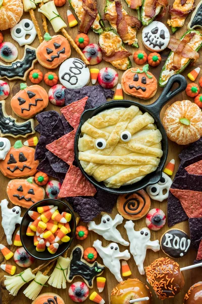 Domowej Roboty Deska Halloween Ciasteczkami Słodyczami Słonymi Przekąskami — Zdjęcie stockowe