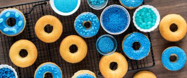 Soğutma rafındaki düz ve mavi donutların dar manzarasının üstünde.. 