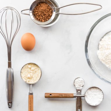 Ortasında fotokopi alanı olan mutfak aletleri ve malzemelerinden oluşan kare kenarlık çerçeve.