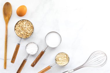 Malzemeli fırın aletleri ve sağ üstteki ve sağ taraftaki kopyalama alanının bir çeşidi..