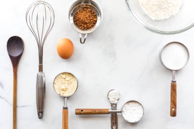 Ortasında kopya alanı olan bir çerçeve oluşturan malzemeli pişirme gereçleri düzeneği.