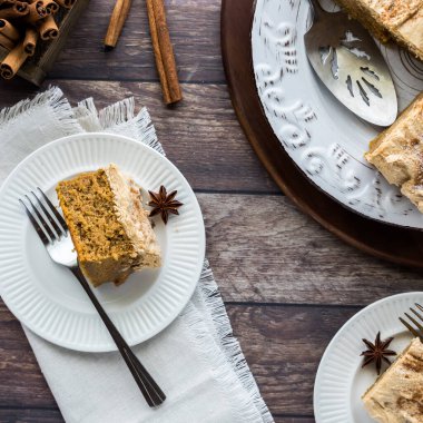 Bir dilim ev yapımı balkabağı aromalı latte kek, espresso soslu, yemeye hazır..
