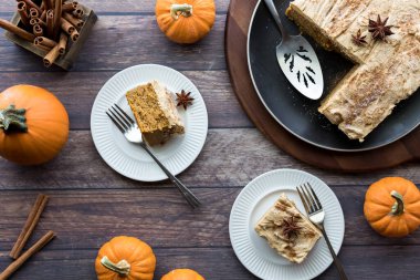 Balkabağı aromalı latte kek ve espresso kremalı, yenmeye hazır.. 