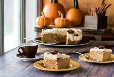 Lezzetli ev yapımı balkabağı aromalı latte kek ve espresso sosu.. 