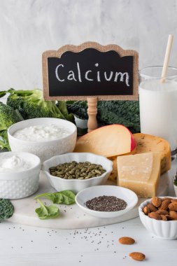 Üzerinde kalsiyum yazan karatahta levhası olan yüksek kalsiyum içeren bir yiyecek çeşidi.. 