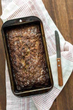 Ev yapımı kavrulmuş muz ekmeğinin üstünde fırından yeni çıkmış. 