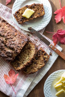 Dilimlenmiş muz ekmeğinin üstünde, tereyağlı, yemeye hazır.. 