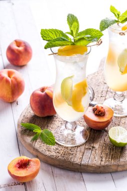 Şeftalili, şeftalili, naneli ve içilmeye hazır bir mojito.. 