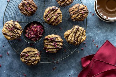 Ev yapımı çikolatalı dantelli kurabiyelerle süslenmiş eski bir soğutma rafının üstten görünüşü..