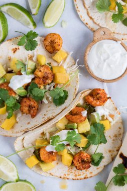 Tropikal salsa soslu ve limonlu yoğurt soslu ev yapımı baharatlı karidesli taco.. 