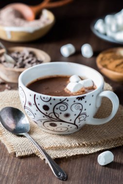 Sıcak kakao ve içinde malzemeler olan marşmelovlarla dolu bir çay fincanı.. 