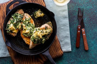 Lezzetli enginar tavasına bakmak ıspanaklı tavuk göğsü.