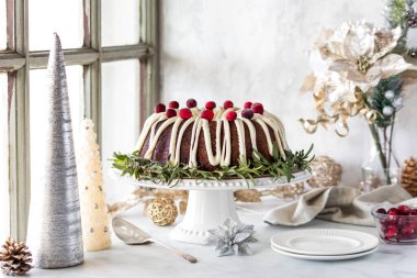 Parlak bir pencerenin yanında güzel dekore edilmiş bir pasta.. 