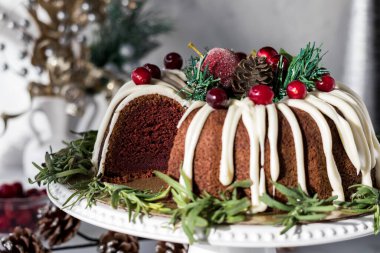 Şenlikli kırmızı kadife çikolatalı kekin yakın plan fotoğrafı..