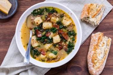 Kremalı Zuppa Toscana çorbası karnabahar gnocchi ve kırsal baget ile servis edilir..