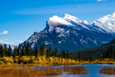 Banff Ulusal Parkı önünde Vermillion Gölü bulunan Rundle Dağı manzarası, Alberta, Kanada.