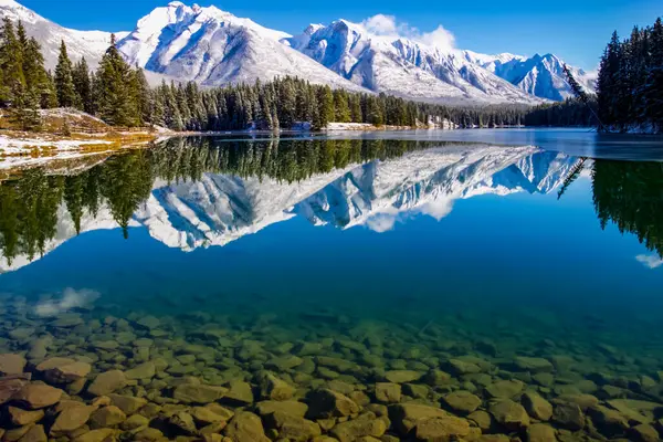 Мальовничий Вид Снігові Вершини Відображають Озеро Джонсон Банф Альберта Кам Ліцензійні Стокові Зображення