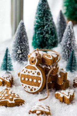 Tatil için dekore edilmiş zencefilli kurabiye süslemeleri.. 