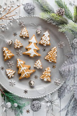 Parlak süslemelerle çevrili ağaç şeklinde zencefilli kurabiye tepsisi.. 