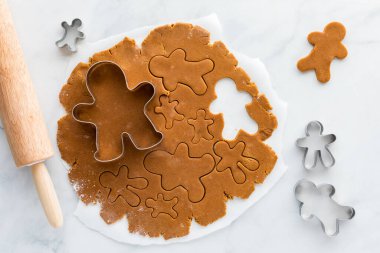 Zencefilli kurabiye hamuru ve zencefilli kurabiye hamuru kurabiye keskisi, kurabiye pişirmek için..