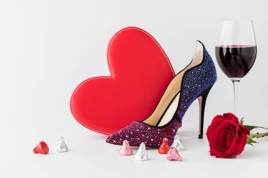 Sevgililer Günü 'nü sembolize eden çeşitli eşyalar hafif bir arkaplana karşı yakın plan.. 